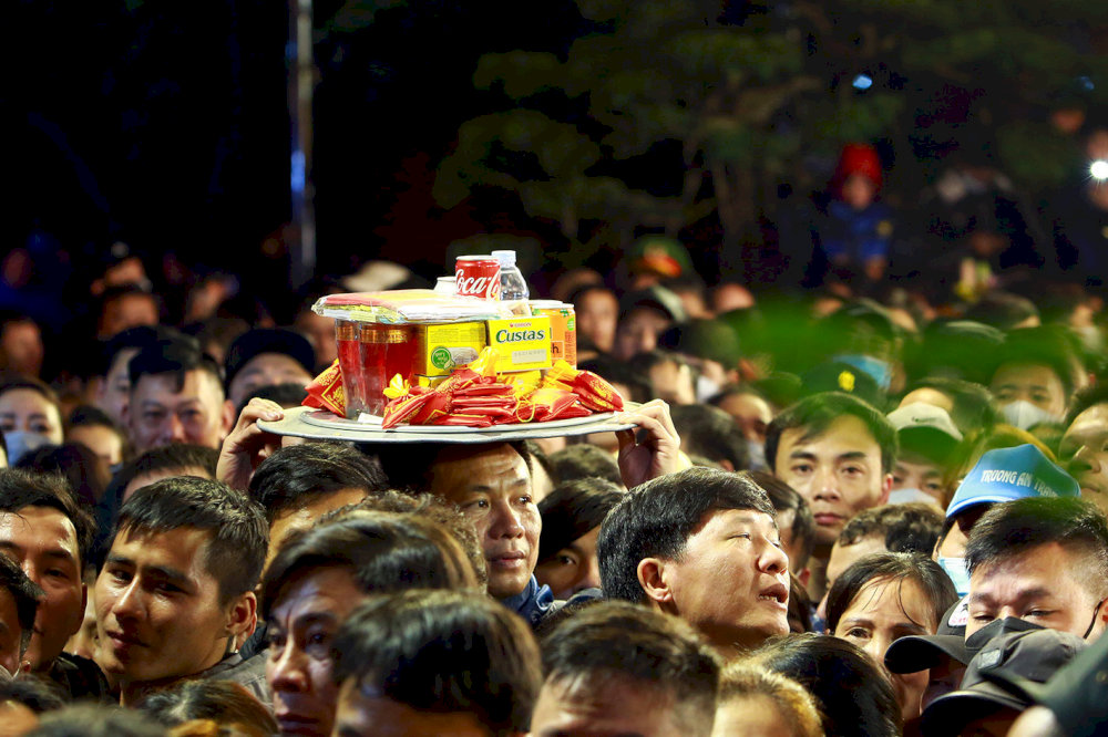 Người dân đi xin lộc đầu năm